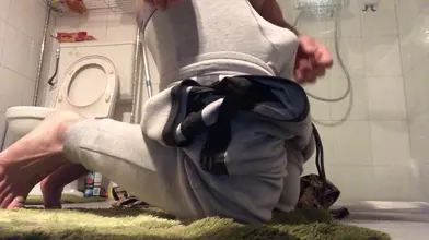 Marocain se déshabille et se branle accroupi jambes écartées