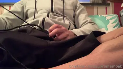 Marocain en slip rouge sur le lit se déshabille et se branle