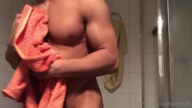 Marocain musclé se sèche après la douche en flexant son corps découpé