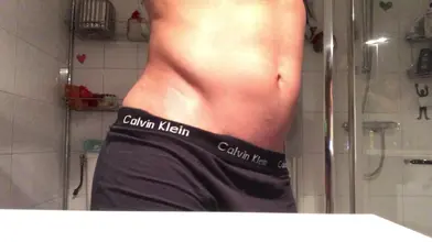 Marocain en boxer CK se déshabille et se douche en flexant ses muscles mouillés