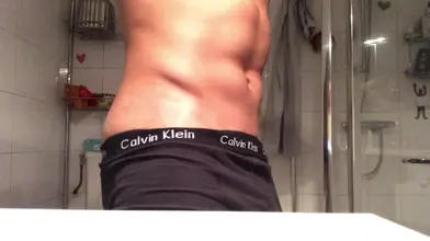 Marocain en boxer CK se déshabille et se douche en flexant ses muscles mouillés