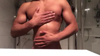 Marocain en boxer CK se déshabille et se douche en flexant ses muscles mouillés