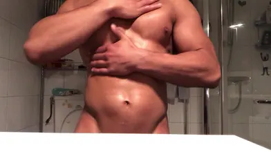 Marocain en boxer CK se déshabille et se douche en flexant ses muscles mouillés