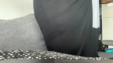 Marocain Se Déshabille De Son Jogging Gris Sur Le Canapé Montre Son Gros Cul Nu