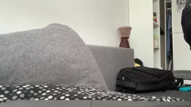 Marocain Se Déshabille De Son Jogging Gris Sur Le Canapé Montre Son Gros Cul Nu