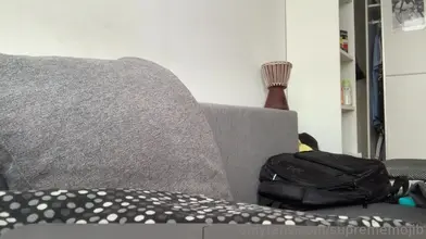 Marocain Se Déshabille De Son Jogging Gris Sur Le Canapé Montre Son Gros Cul Nu