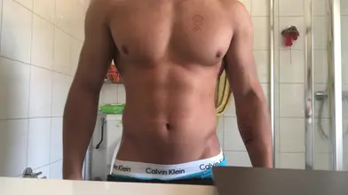 Athlète Marocain Enlève Son Slip Bleu Se Met Complètement Nu Et Flex Dans La Cuisine