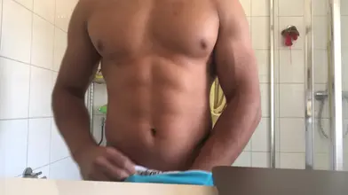 Athlète Marocain Enlève Son Slip Bleu Se Met Complètement Nu Et Flex Dans La Cuisine