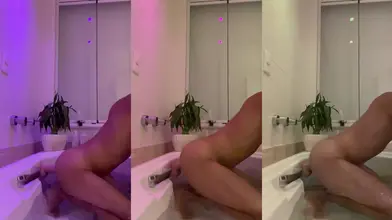 Bain tardif avec les lumières LED: ambiance violette