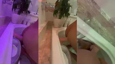 Bain nu sous les LED violettes