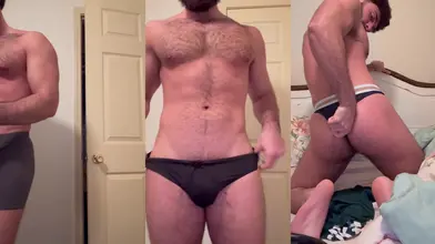 Je flex mon corps poilu en slip — long tease