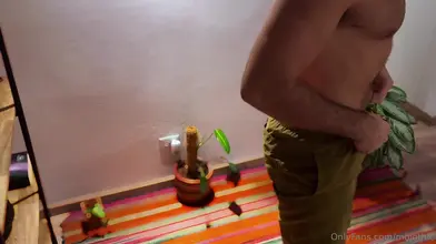 Je me déshabille jusqu'à mon slip rose