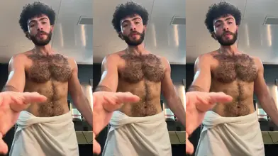 Je laisse tomber ma serviette pour montrer mon corps poilu