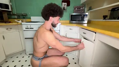 Je tease en jockstrap dans la cuisine