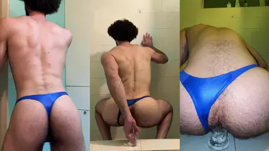 Tease sous la douche en string bleu