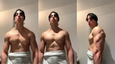 Tout juste sorti de la douche en serviette je montre mon corps