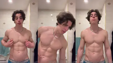 Torse nu dans la salle de bain, je contracte mes abdos