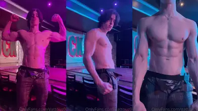 Torse nu sur la scène du club, je flexe et je pose
