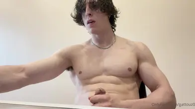 Torse nu, je flexe et pose en montrant mes pectoraux et abdos
