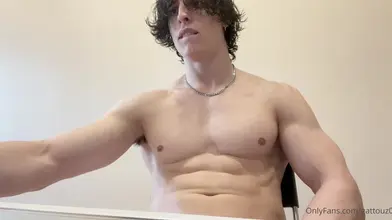 Torse nu, je flexe et pose en montrant mes pectoraux et abdos