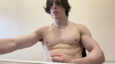 Torse nu, je flexe et pose en montrant mes pectoraux et abdos