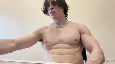 Torse nu, je flexe et pose en montrant mes pectoraux et abdos