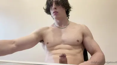 Torse nu, je flexe et pose en montrant mes pectoraux et abdos