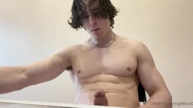 Torse nu, je flexe et pose en montrant mes pectoraux et abdos