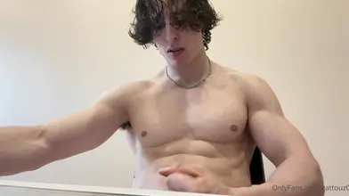Torse nu, je flexe et pose en montrant mes pectoraux et abdos