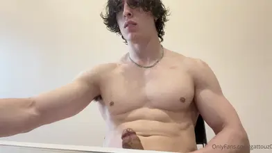 Torse nu, je flexe et pose en montrant mes pectoraux et abdos