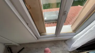 POV branlette près de la fenêtre en lumière naturelle