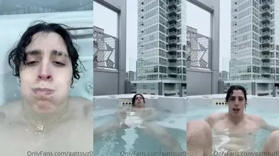Je me détends nu dans le jacuzzi sur le toit