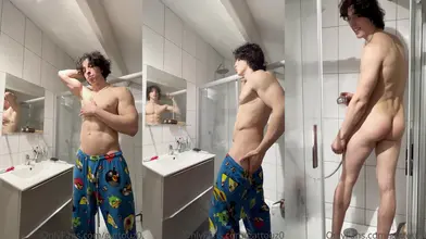 Je me déshabille et je me douche pour toi