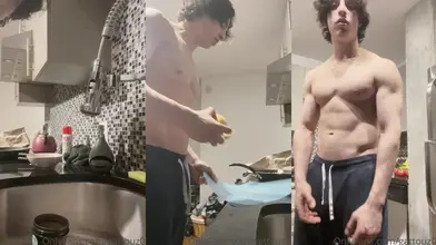 Je cuisine torse nu en montrant mes abdos découpés dans la cuisine