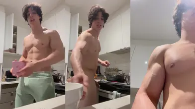 Je me balade à poil dans la cuisine en montrant mon corps