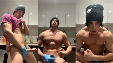 Je me déshabille et je flexe dans la cuisine avec mon bonnet