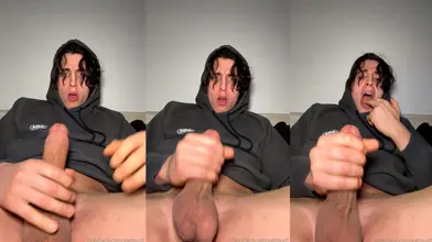 Je me branle la grosse queue en sweat sur le canapé POV