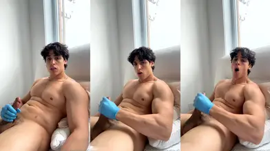 Je joue au docteur avec ma grosse bite en gants bleus