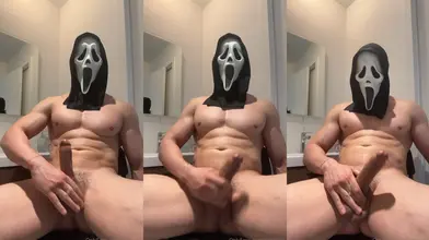 Étalon musclé masqué se branle avec un masque Ghostface