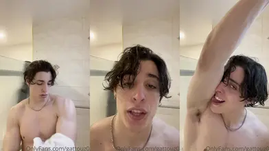 Étalon tunisien torse nu qui tease dans la salle de bain