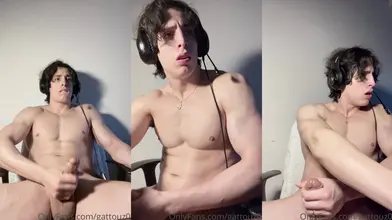 Longue branlette nocturne à mon bureau avec mon casque