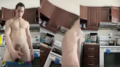 Je me promène tout nu dans la cuisine en montrant mon corps