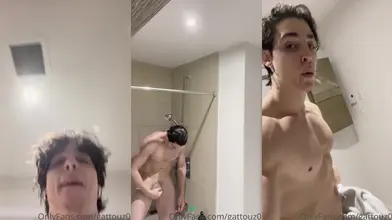 Selfie à poil sous la douche en contractant mon corps musclé