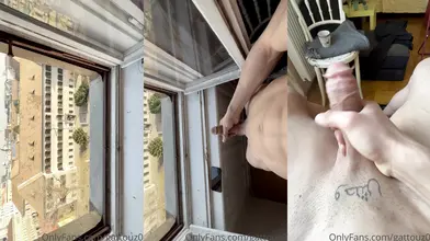 Je me branle la grosse bite à poil devant la fenêtre