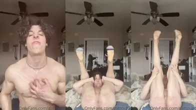 Je montre mes grands pieds et mon corps musclé sur le lit