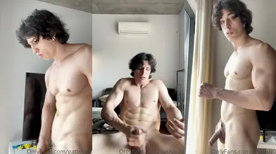 Debout à poil je me branle la grosse bite près de la fenêtre