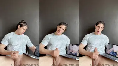 Je me branle la grosse bite en matant du porno sur mon ordi