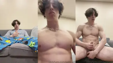 Je sors ma grosse bite de sous la couverture sur le canapé