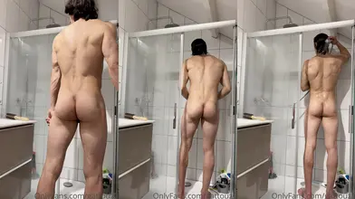 J'entre nu sous la douche montrant mon dos musclé et mon cul