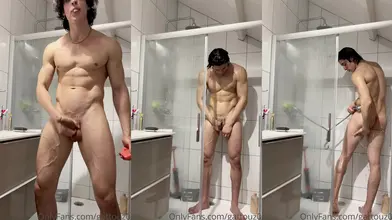 Nu et dur dans la salle de bain montrant mon corps musclé